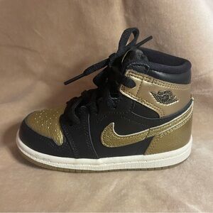 Kids Nike Retro Air Jordan Size 8c Black and Gold High-Top Sneakers *Like New*
